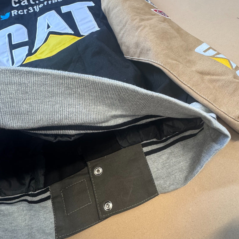 Detailansicht: Sourced limited accessories and clothes CAT 00s streetwear racing jacket – Logo, Nähte oder Material