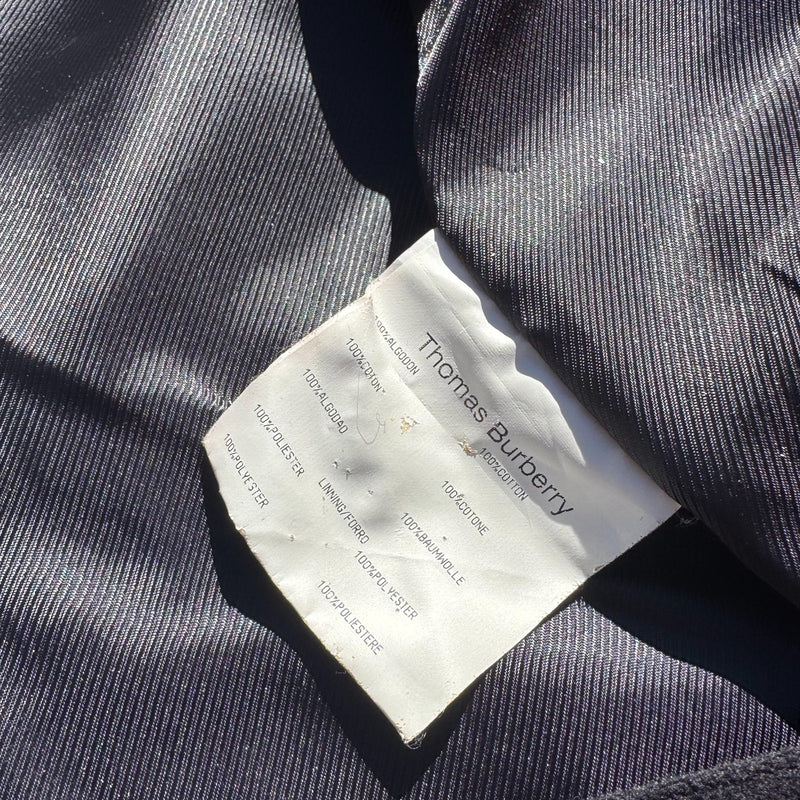 Detailansicht: Sourced limited accessories and clothes Thomas Burberry vintage black coat – Logo, Nähte oder Material
