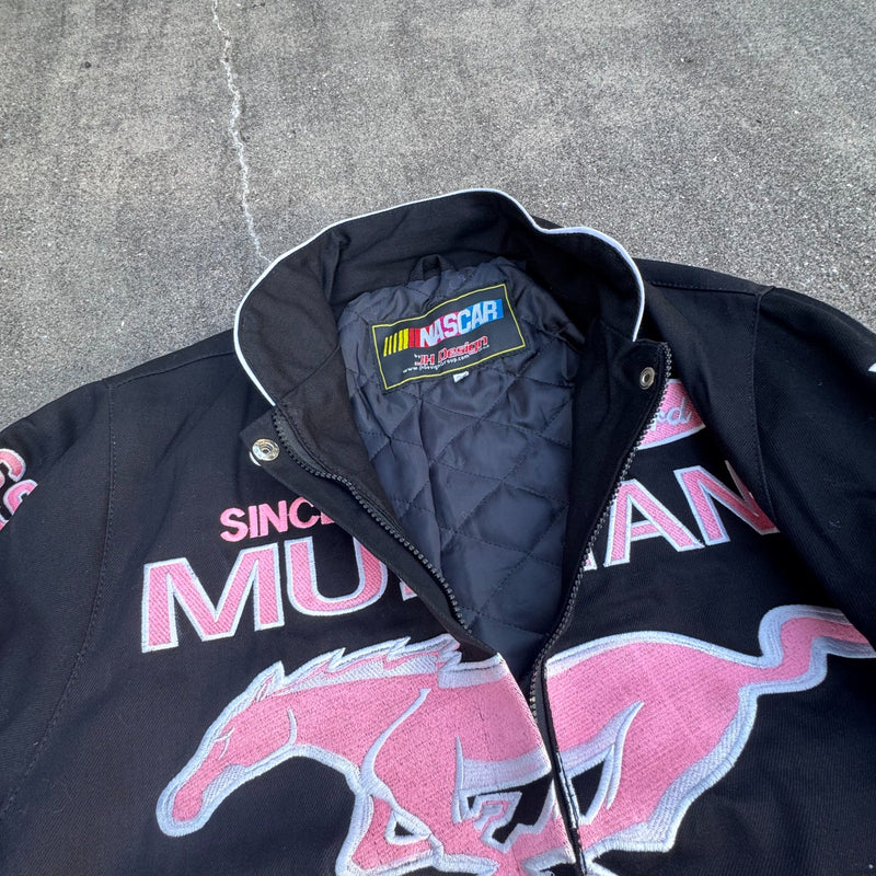 Detailansicht: Sourced limited accessories and clothes Ford Mustang streetwear 00s racing jacket – Logo, Nähte oder Material
