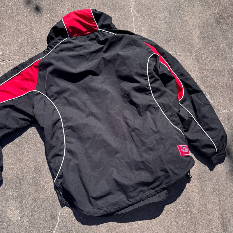 Detailansicht: Sourced limited accessories and clothes Airness streetwear 00s black raincoat – Logo, Nähte oder Material
