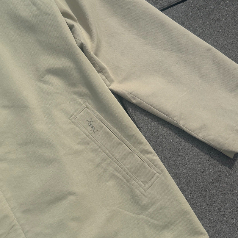 Detailansicht: Sourced limited accessories and clothes Yves Saint Laurent vintage cream raincoat – Logo, Nähte oder Material