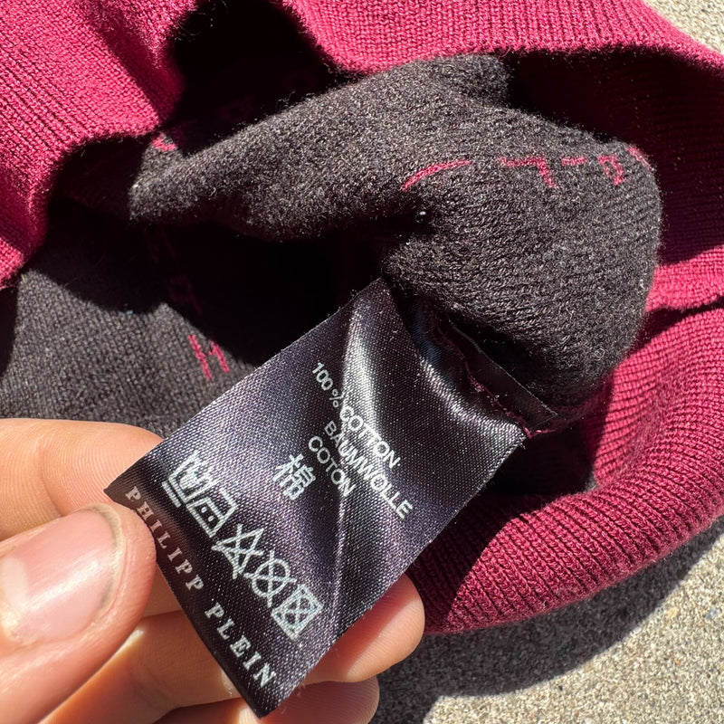 Detailansicht: Sourced limited accessories and clothes Philipp Plein monogram burgundy V-neck sweater – Logo, Nähte oder Material
