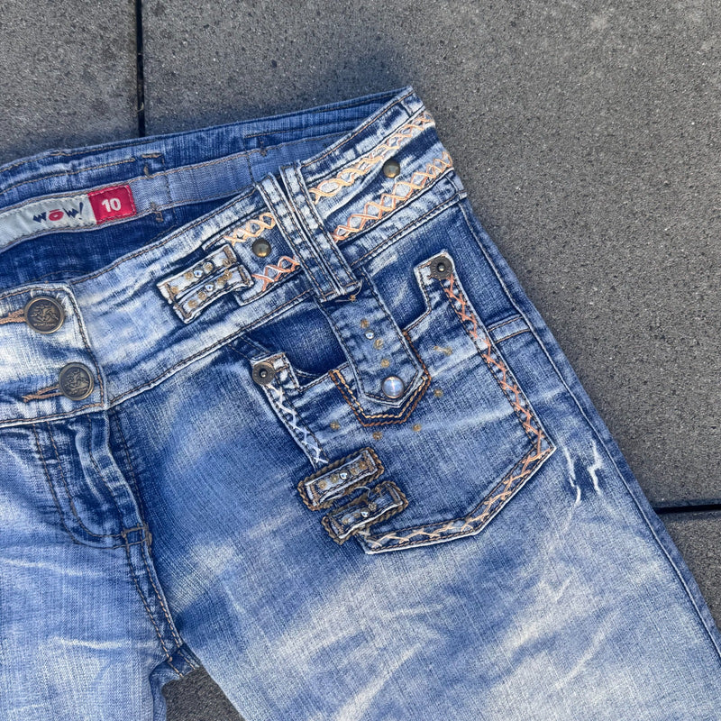 Detailansicht: Sourced limited accessories and clothes WOW Jeans Y2K bootcut low waist jeans – Logo, Nähte oder Material