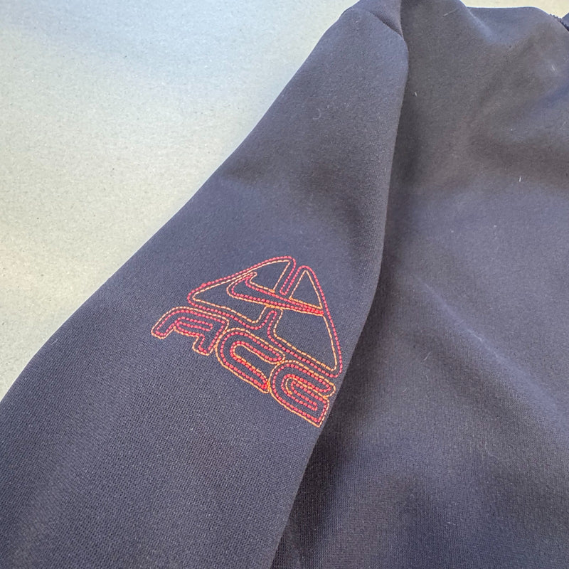 Detailansicht: Sourced limited accessories and clothes Nike ACG Equipment vintage track jacket – Logo, Nähte oder Material