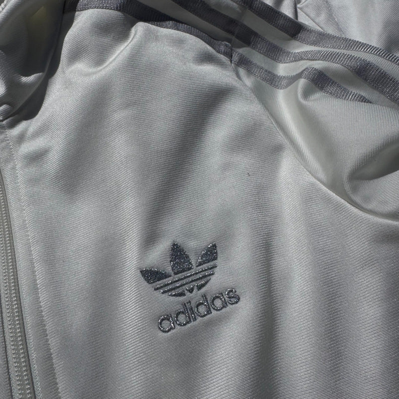 Detailansicht: Sourced limited accessories and clothes Adidas Firebird white Y2K track set – Logo, Nähte oder Material