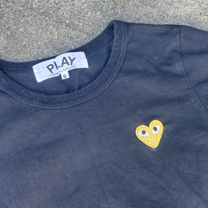 Detailansicht: Sourced limited accessories and clothes Play Comme des Garçons black t-shirt – Logo, Nähte oder Material