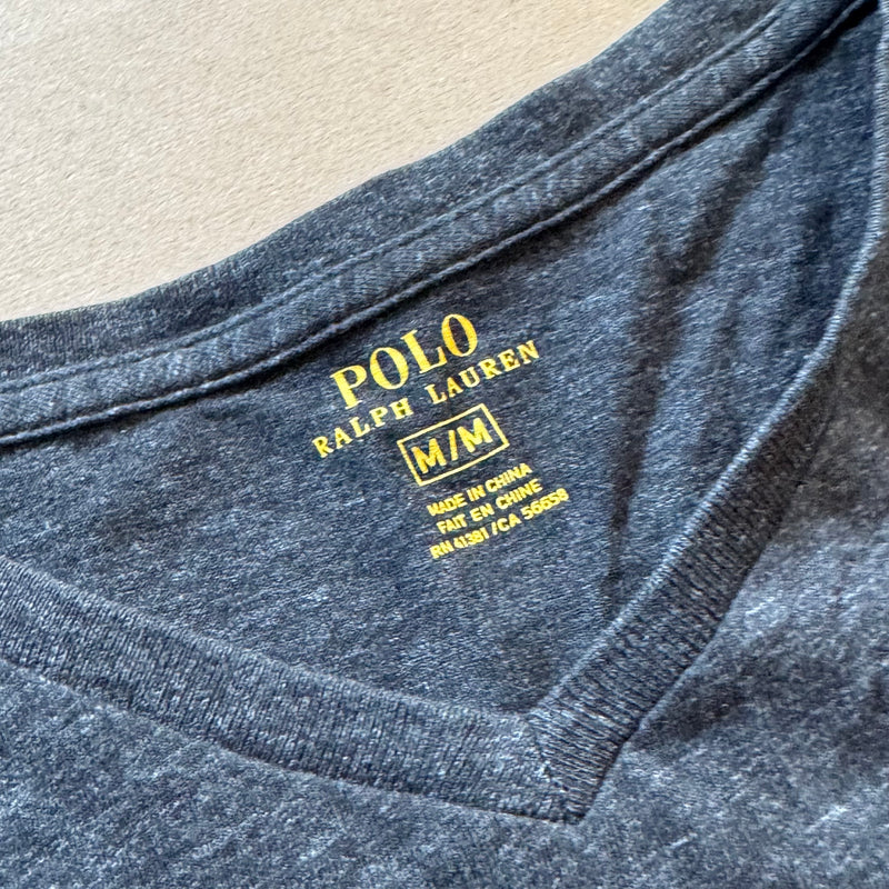 Detailansicht: Sourced limited accessories and clothes Polo Ralph Lauren classic V-neck t-shirt – Logo, Nähte oder Material