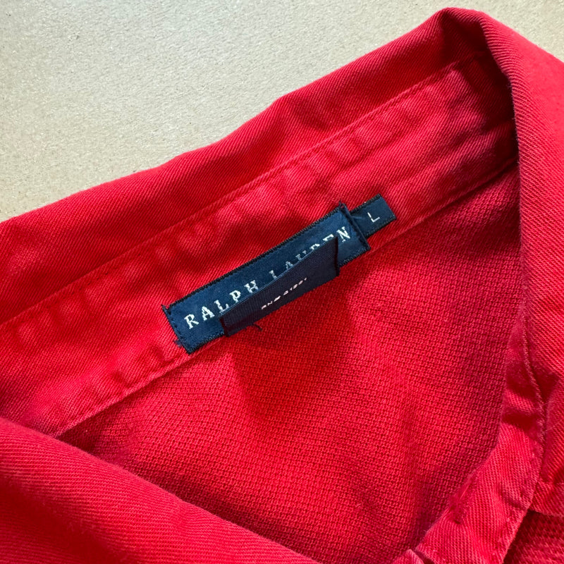 Detailansicht: Sourced limited accessories and clothes Polo Ralph Lauren New York red longsleeve polo – Logo, Nähte oder Material