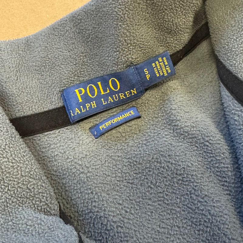 Detailansicht: Sourced limited accessories and clothes Polo Ralph Lauren performance grey fleece – Logo, Nähte oder Material