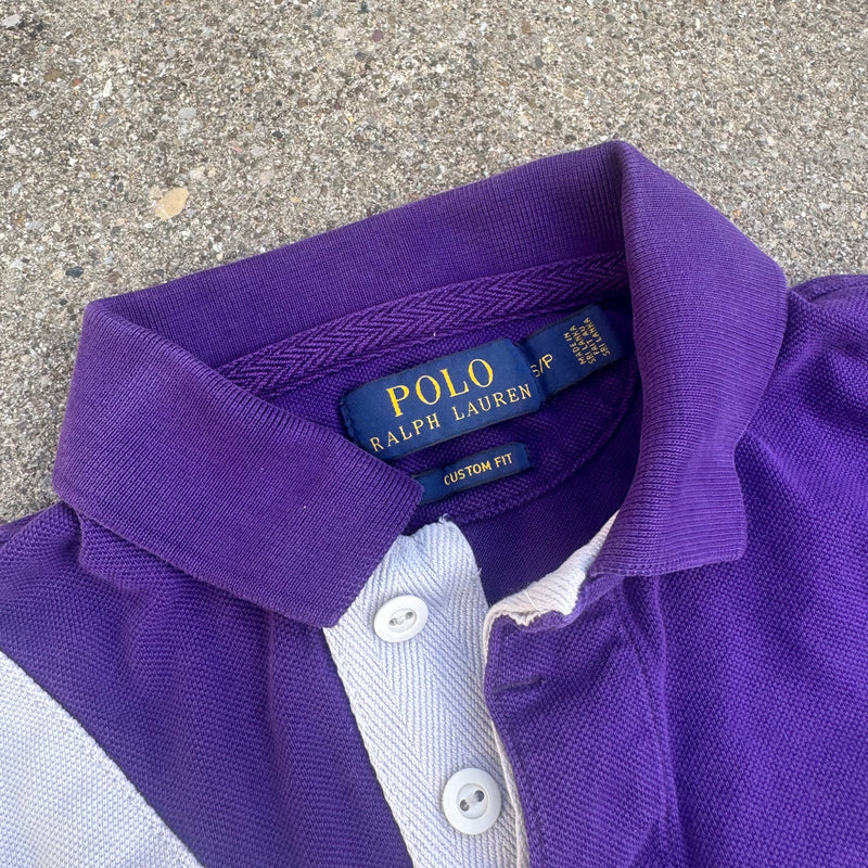 Detailansicht: Sourced limited accessories and clothes Polo Ralph Lauren purple vintage poloshirt – Logo, Nähte oder Material