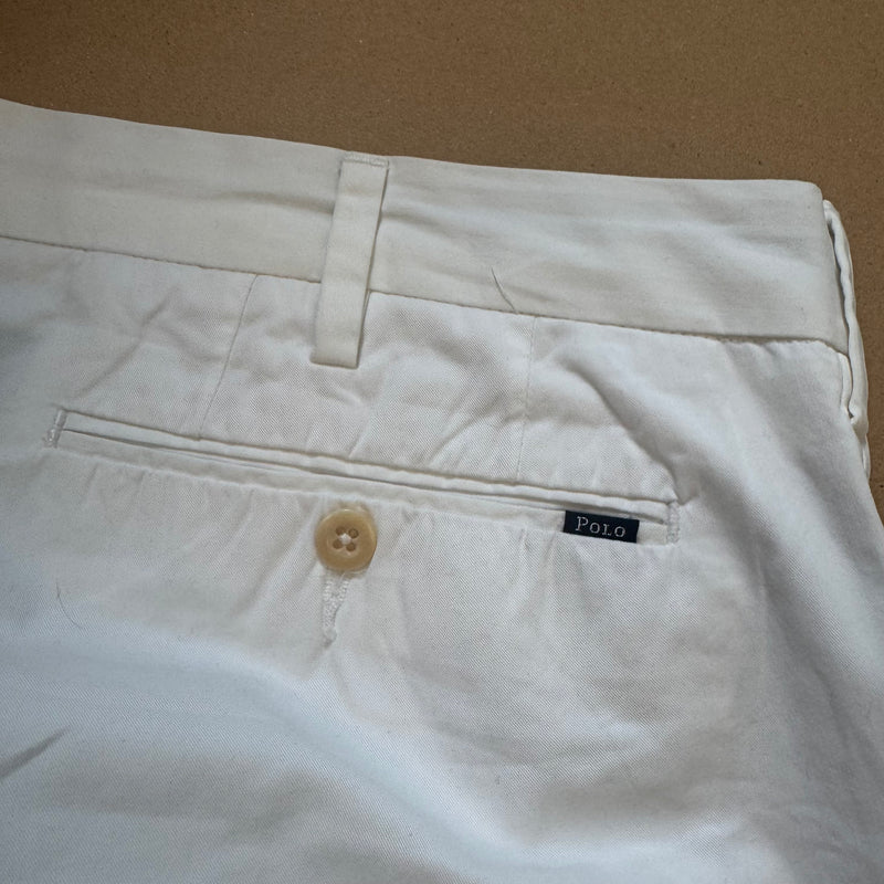 Detailansicht: Sourced limited accessories and clothes Polo Ralph Lauren white summer chinos – Logo, Nähte oder Material