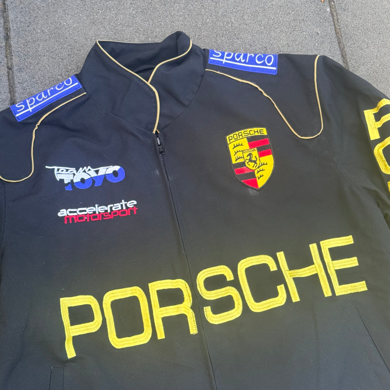 Detailansicht: Sourced limited accessories and clothes Porsche streetwear 00s racing jacket – Logo, Nähte oder Material