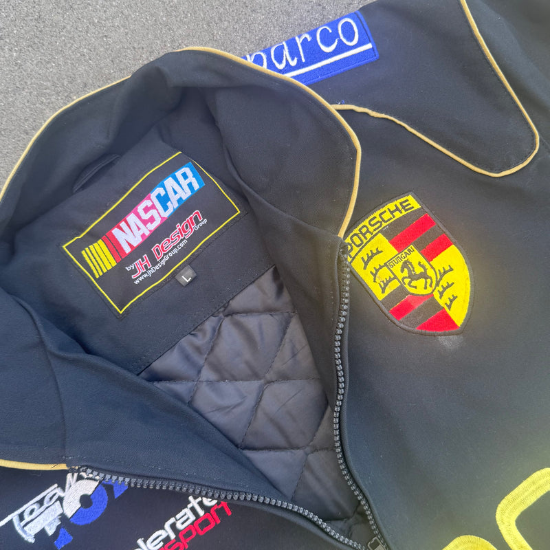 Detailansicht: Sourced limited accessories and clothes Porsche streetwear 00s racing jacket – Logo, Nähte oder Material