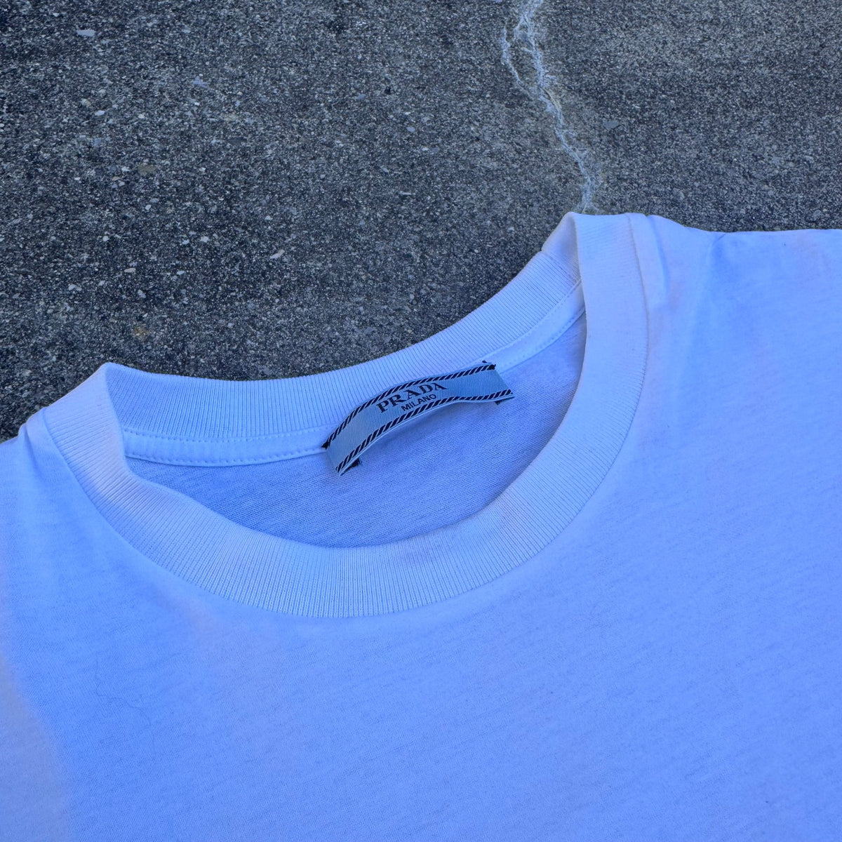Prada white T-shirt with bag – Close-up 1
