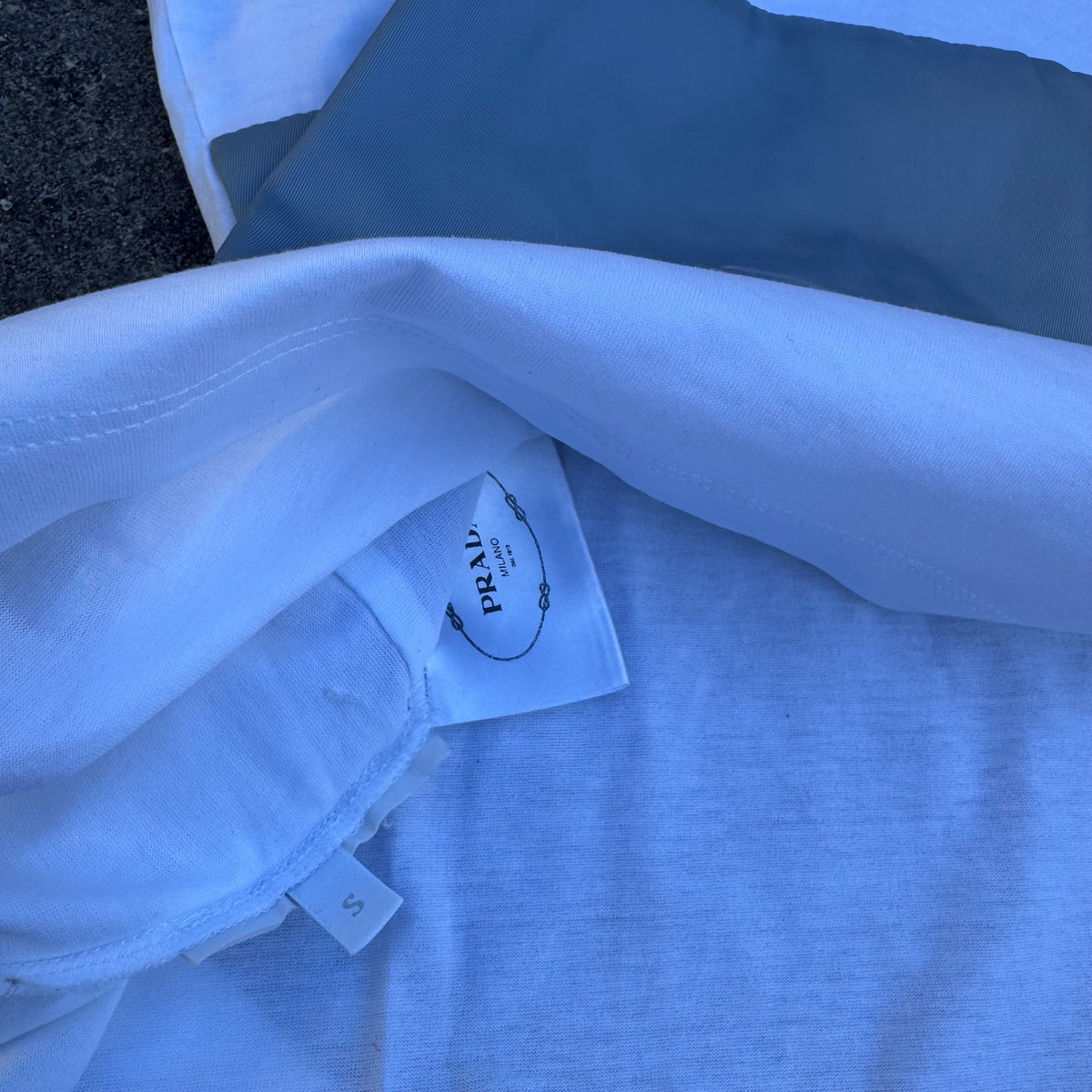 Prada white T-shirt with bag – Close-up 5