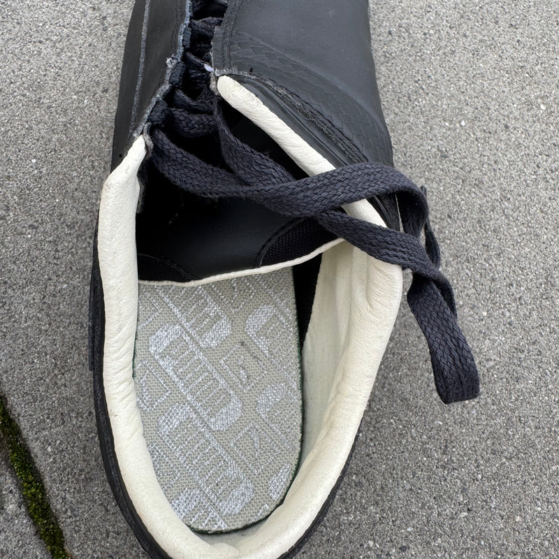 Detailansicht: Sourced limited accessories and clothes Puma Speedcat black leather shoes – Logo, Nähte oder Material