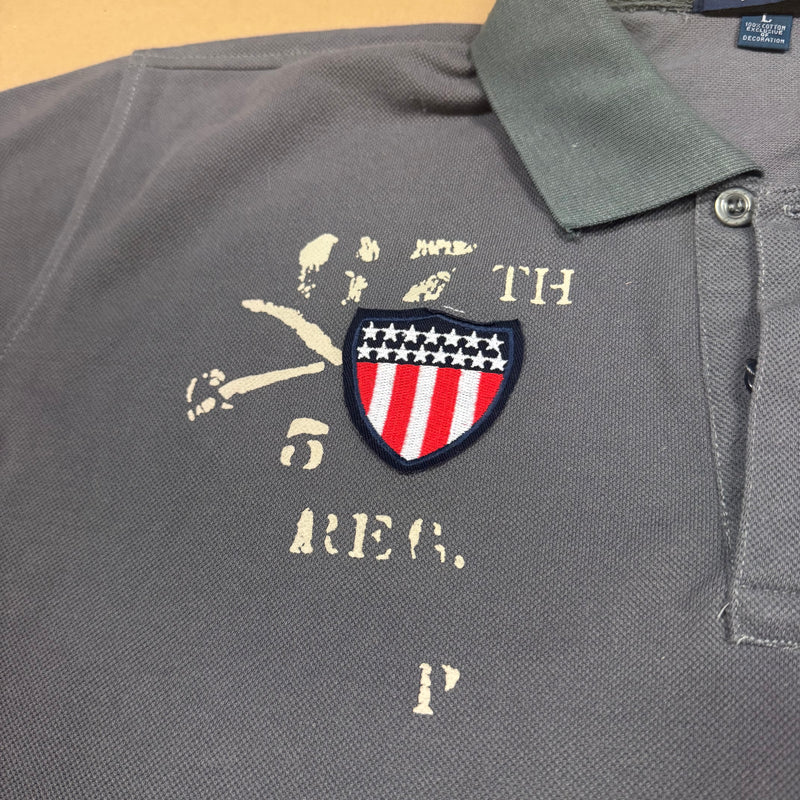 Detailansicht: Sourced limited accessories and clothes Ralph Lauren United States grey polo – Logo, Nähte oder Material