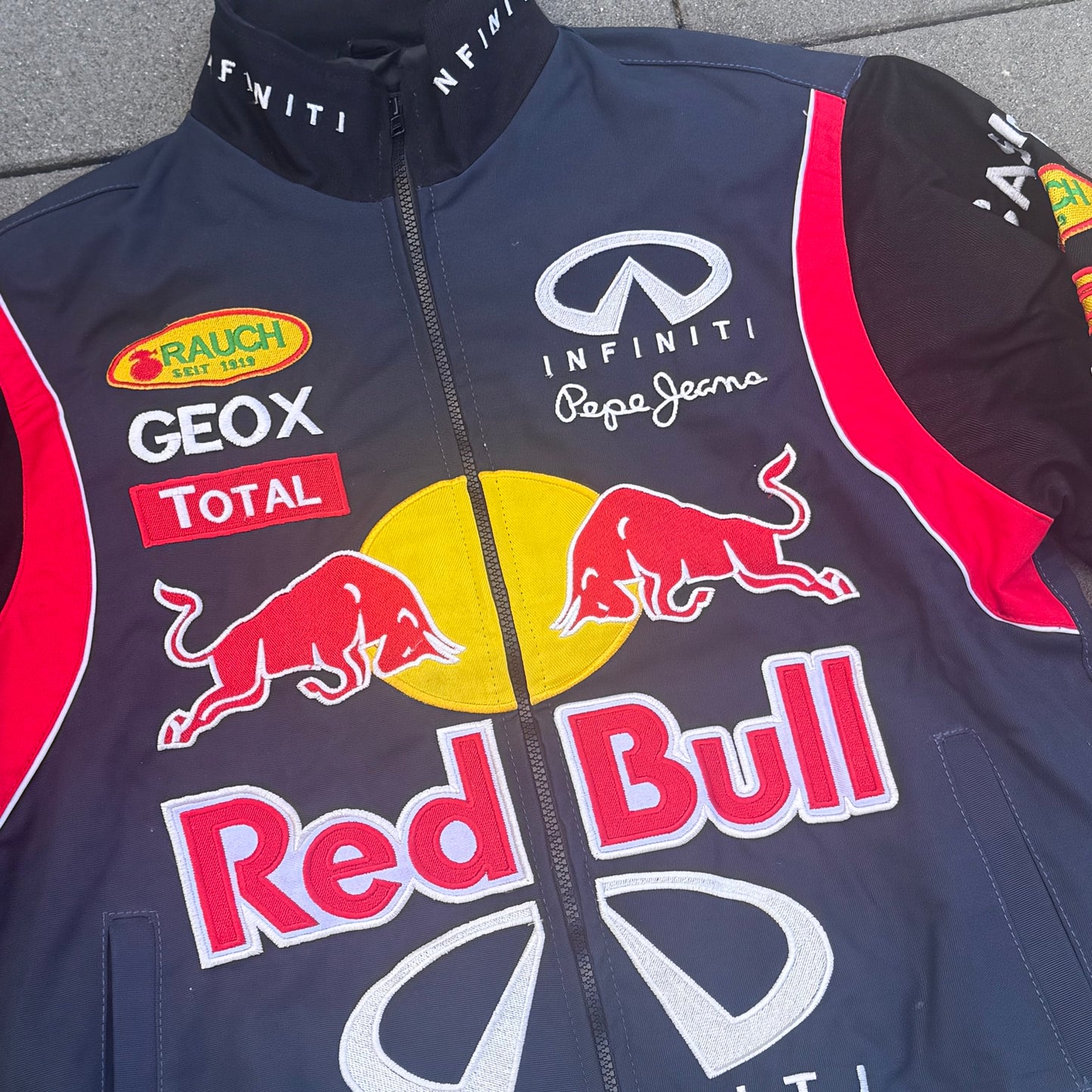 Red Bull streetwear 00s racing jacket – Close-up 1
