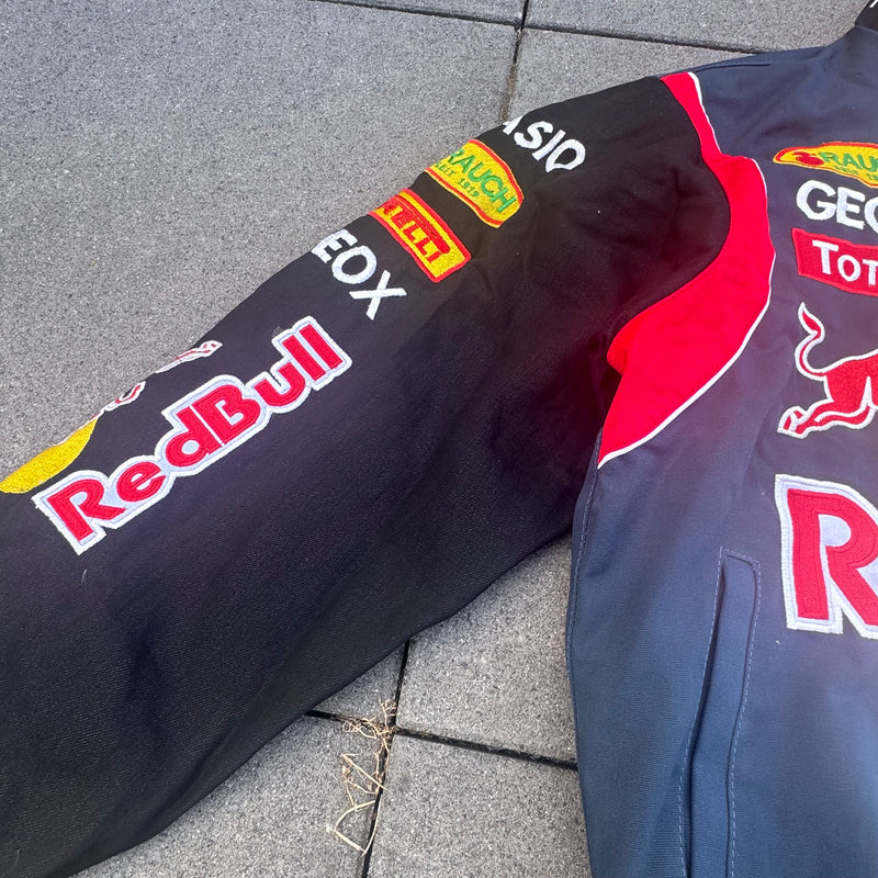 Detailansicht: Sourced limited accessories and clothes Red Bull streetwear 00s racing jacket – Logo, Nähte oder Material