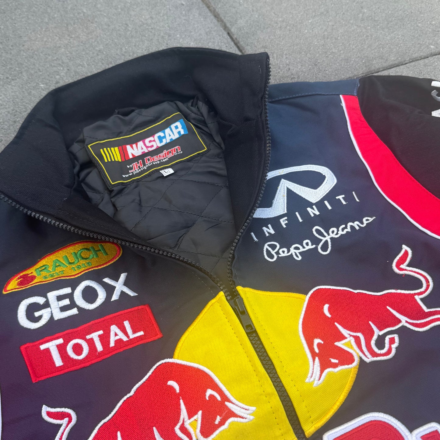 Red Bull streetwear 00s racing jacket – Close-up 3