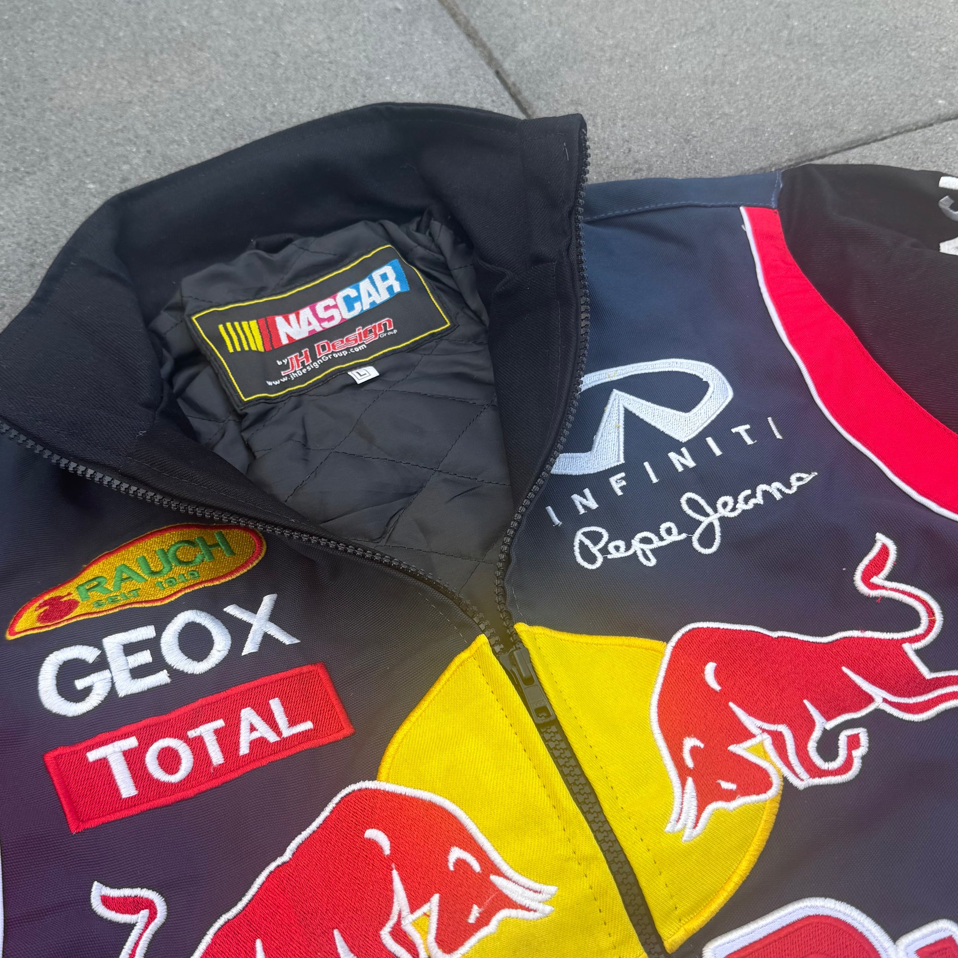 Red Bull streetwear 00s racing jacket – Close-up 3