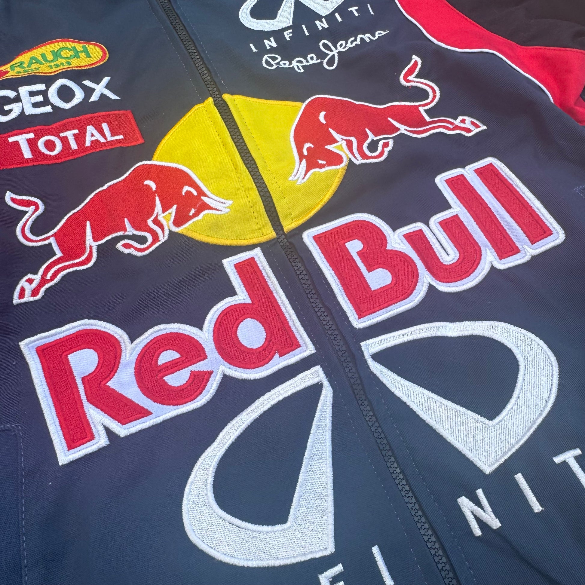 Red Bull streetwear 00s racing jacket – Close-up 4
