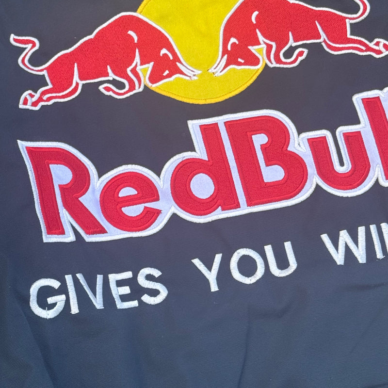 Detailansicht: Sourced limited accessories and clothes Red Bull streetwear 00s racing jacket – Logo, Nähte oder Material