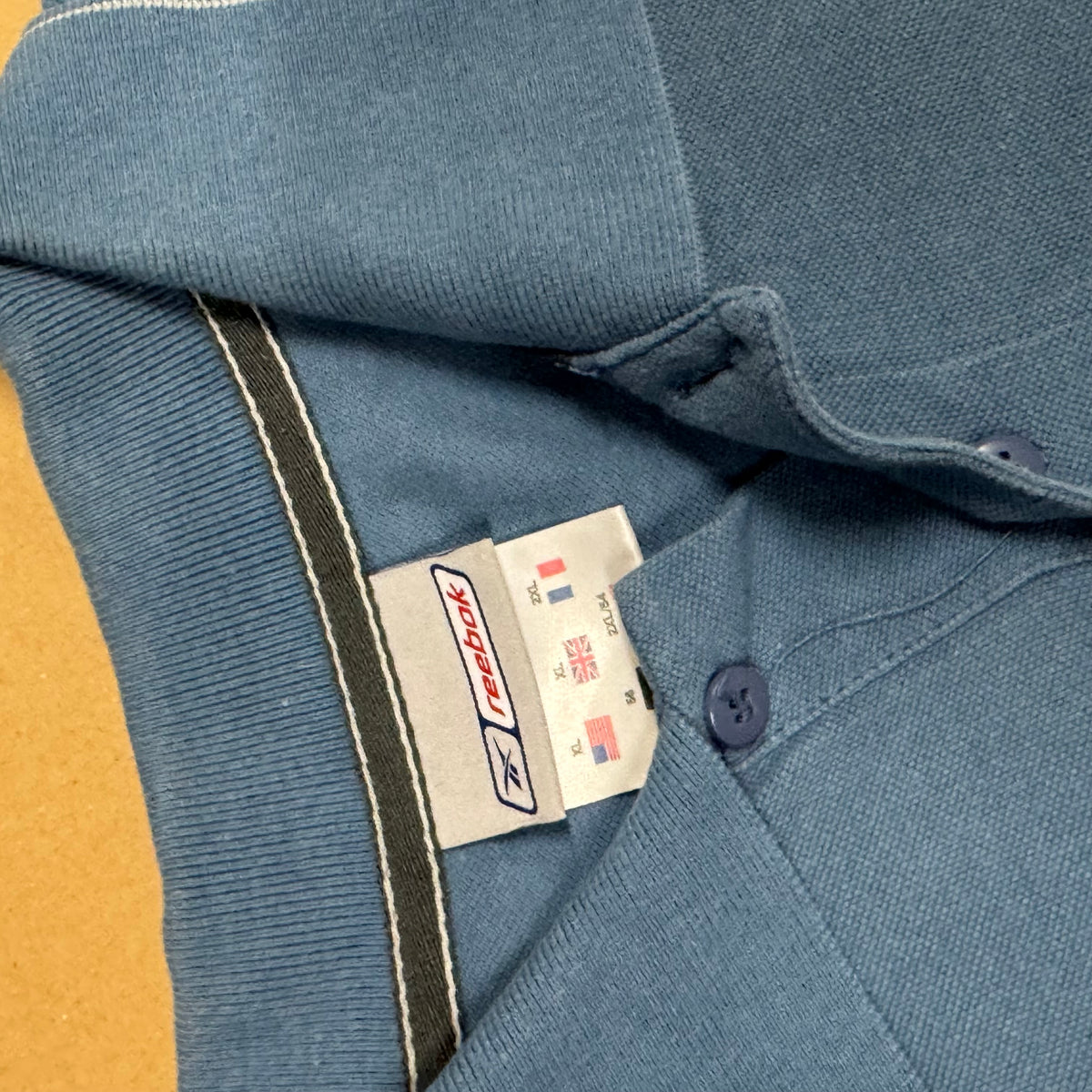 Reebok skyblue poloshirt – Close-up 1