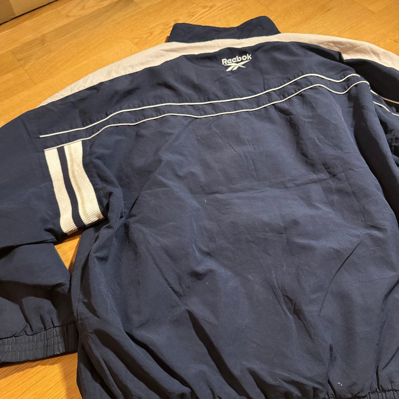 Detailansicht: Sourced limited accessories and clothes Reebok vintage blue 90s track jacket – Logo, Nähte oder Material