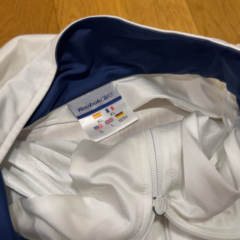 Detailansicht: Sourced limited accessories and clothes Reebok vintage white track jacket – Logo, Nähte oder Material