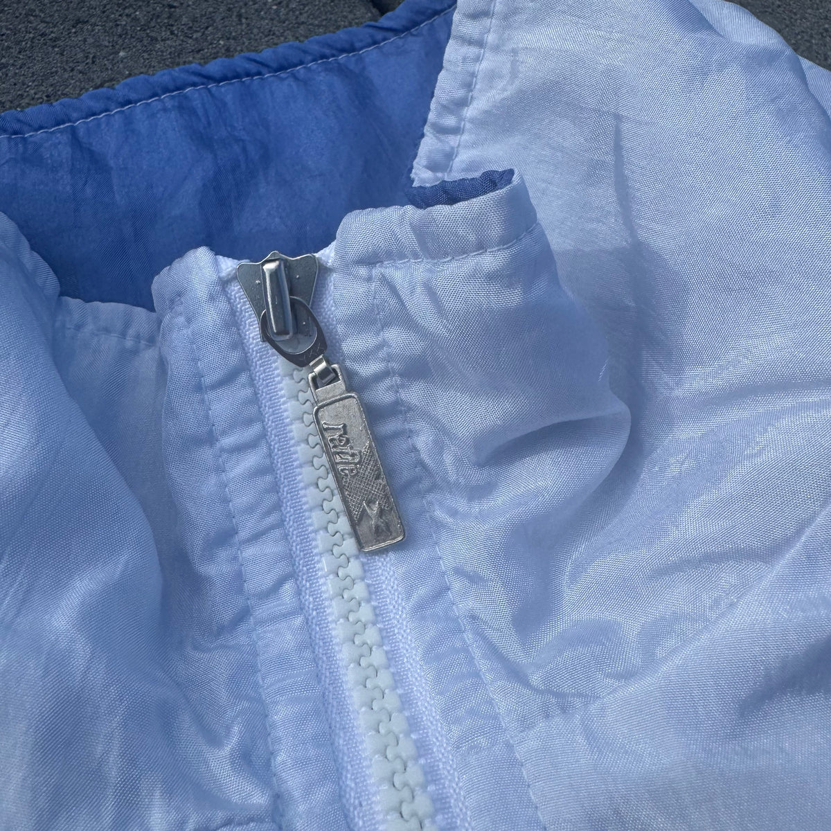 Reflex shiny white vintage rain jacket – Close-up 2