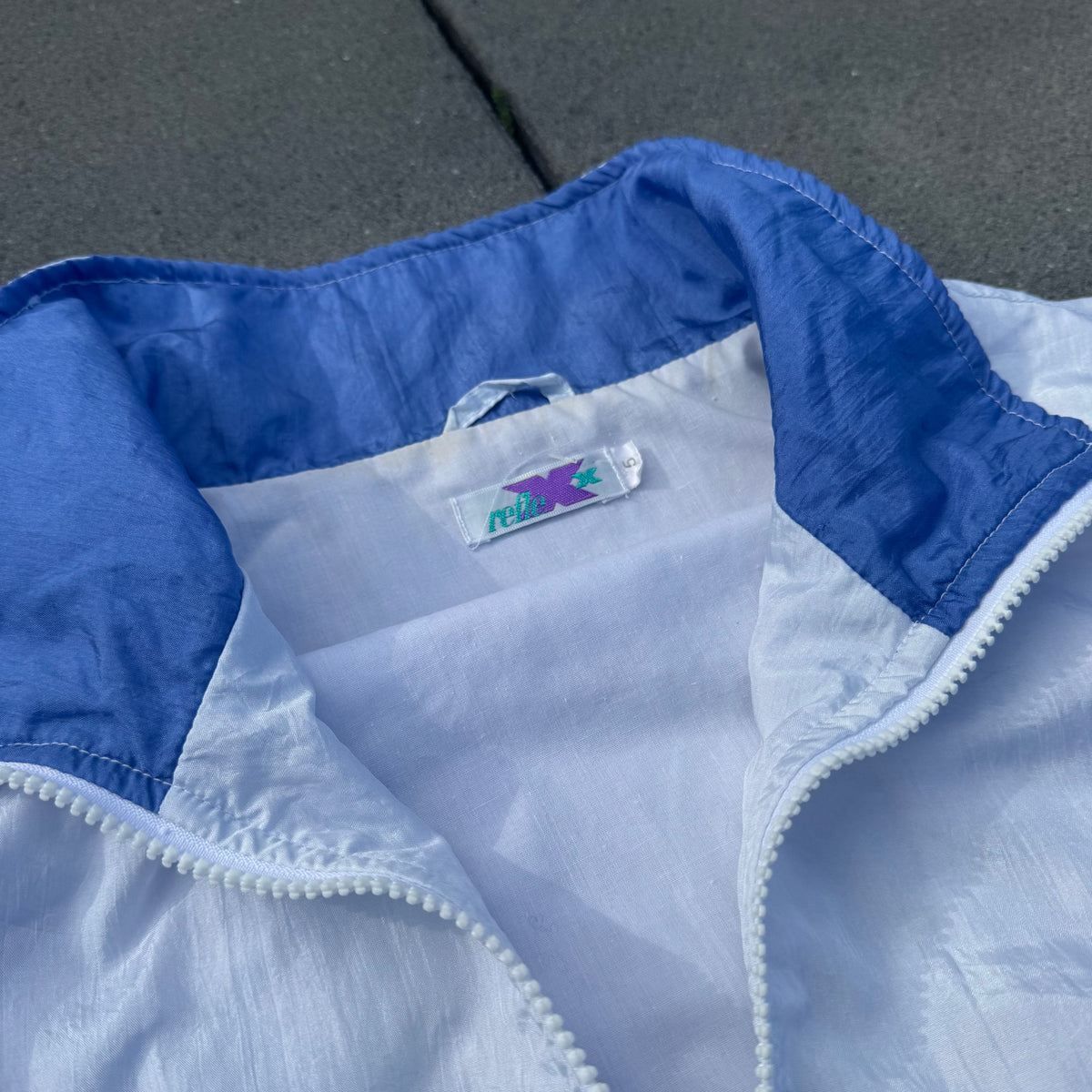 Reflex shiny white vintage rain jacket – Close-up 3