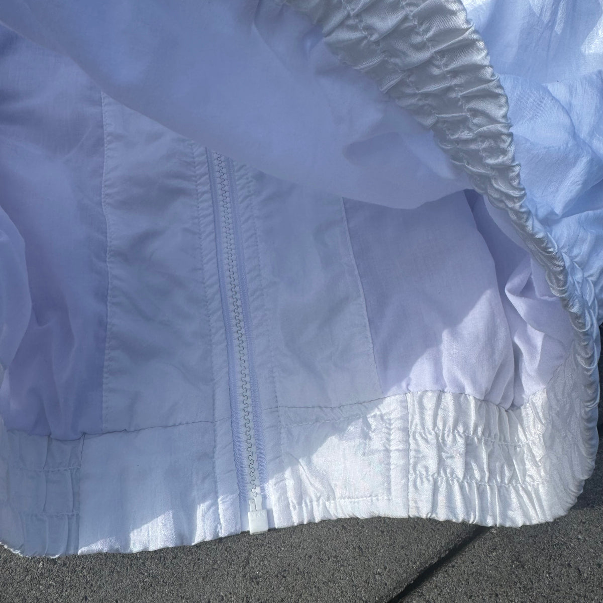 Reflex shiny white vintage rain jacket – Close-up 5