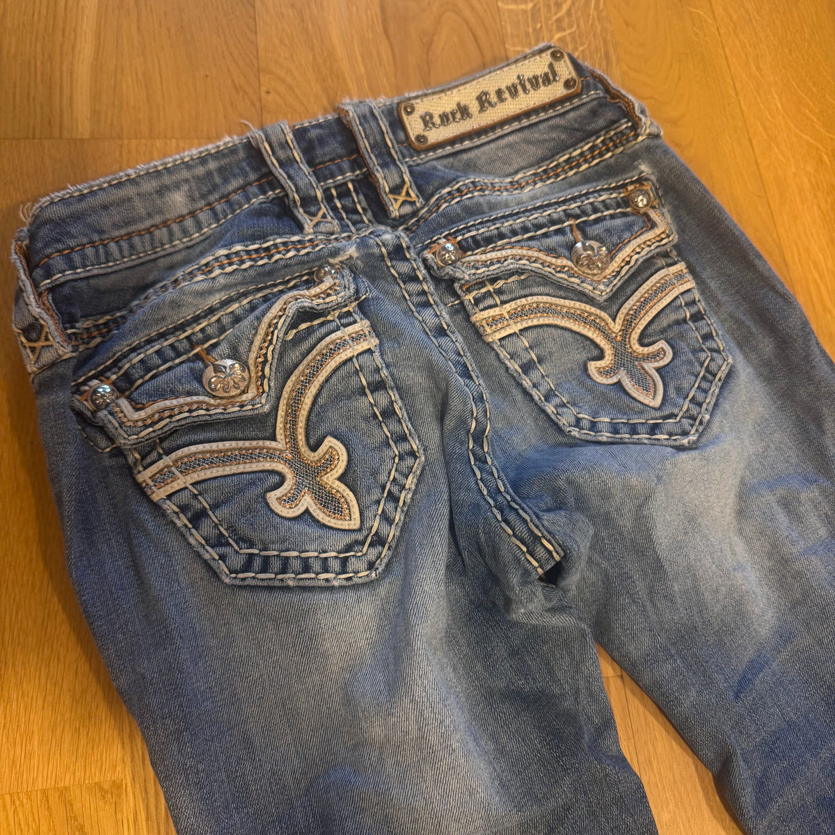 Rock Revival bootcut vintage ripped jeans – Close-up 2