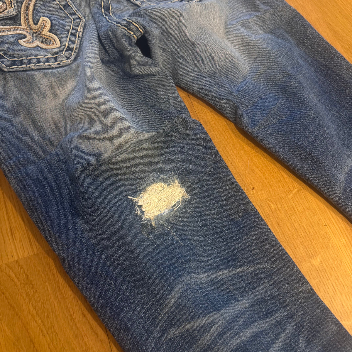 Rock Revival bootcut vintage ripped jeans – Close-up 3