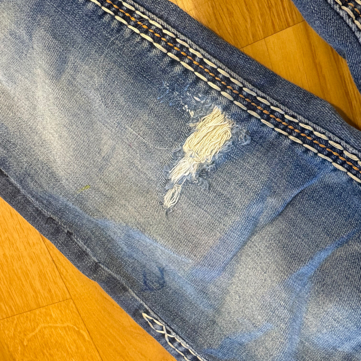 Rock Revival bootcut vintage ripped jeans – Close-up 5