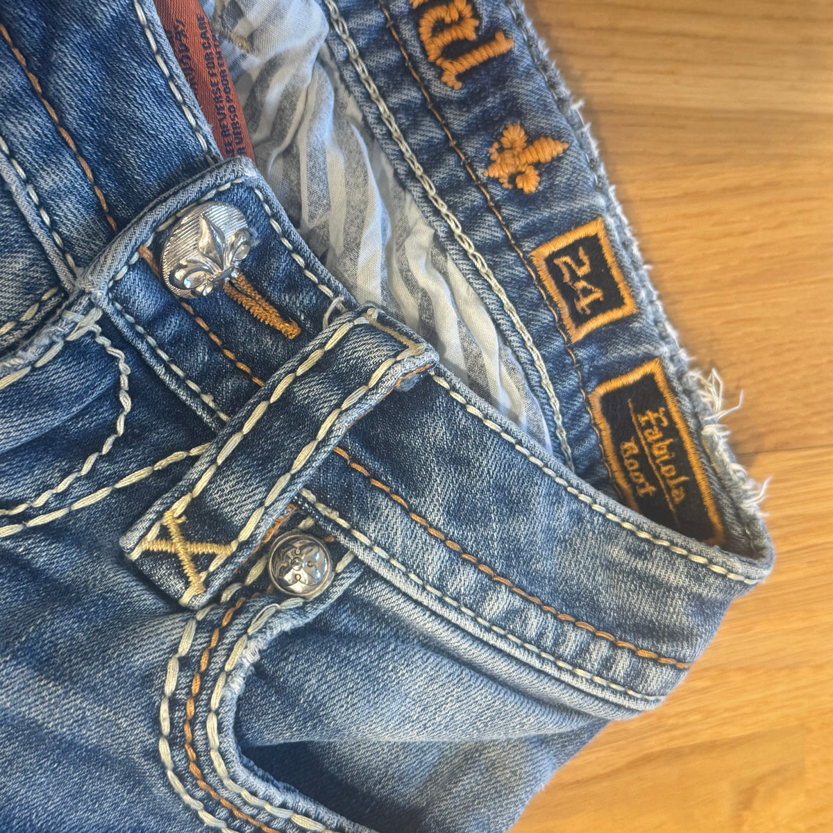 Rock Revival bootcut vintage ripped jeans – Close-up 6