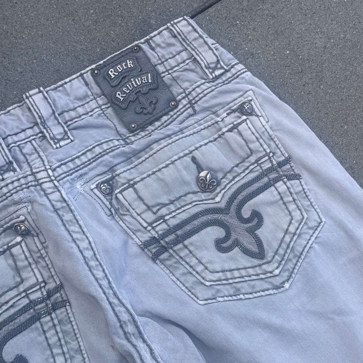 Rock Revival vintage grey baggy jeans – Close-up 1