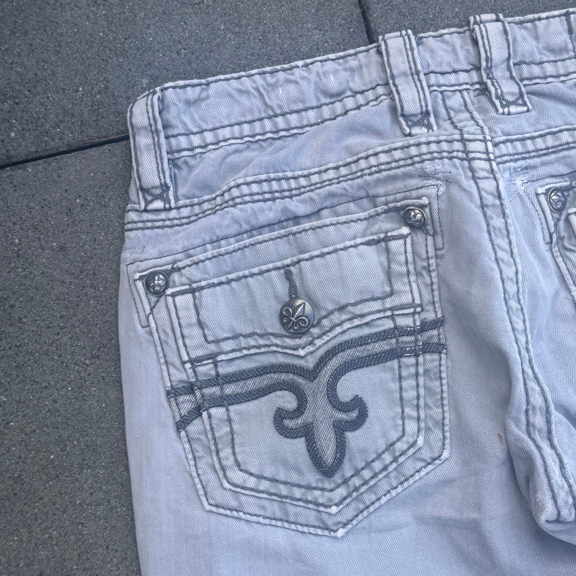 Rock Revival vintage grey baggy jeans – Close-up 2
