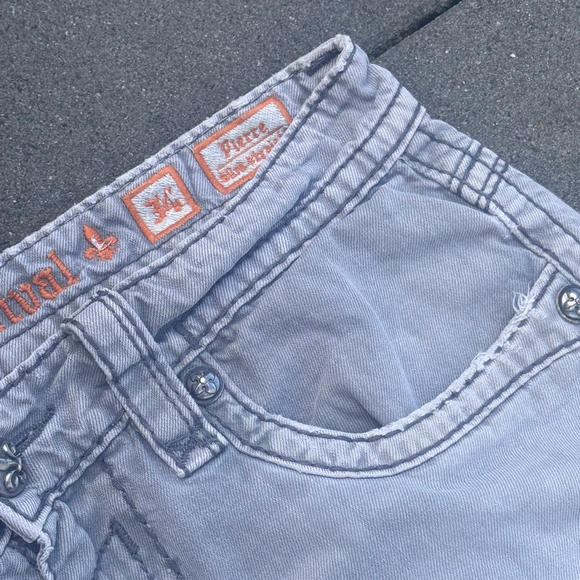 Rock Revival vintage grey baggy jeans – Close-up 7