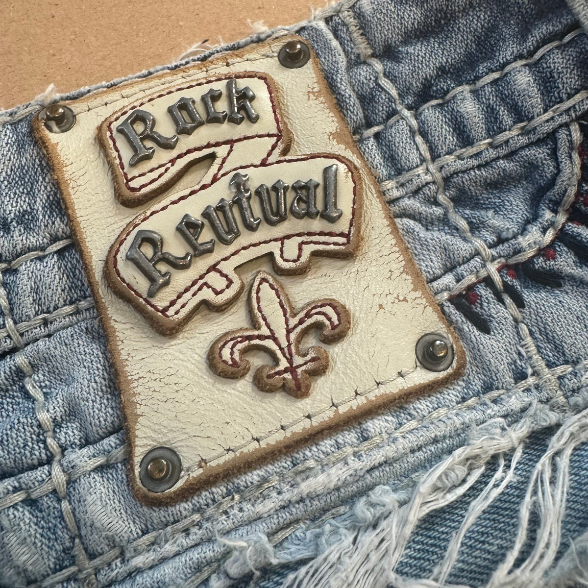 Rock Revival vintage ripped and embroidered denim jeans – Close-up 4