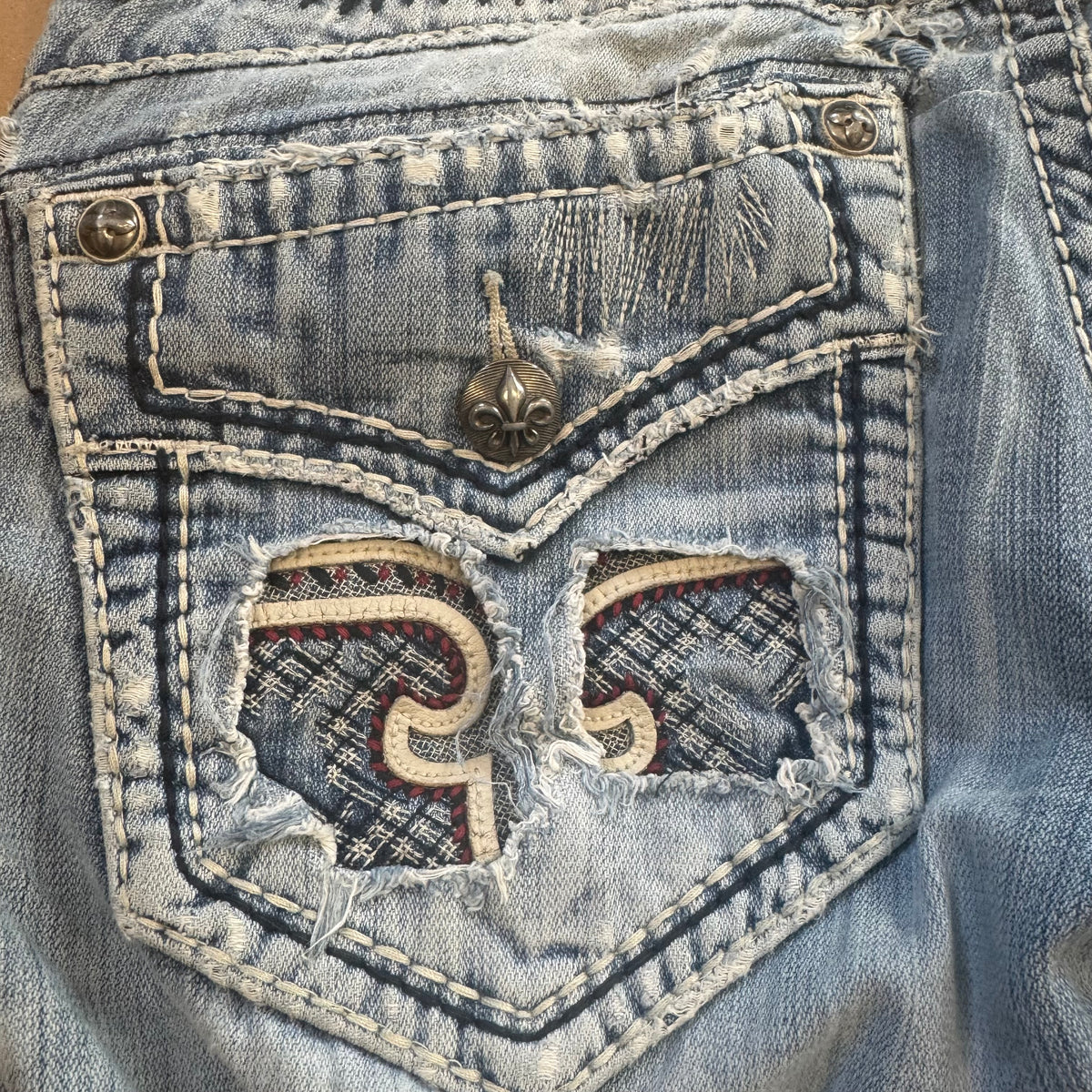 Rock Revival vintage ripped and embroidered denim jeans – Close-up 5