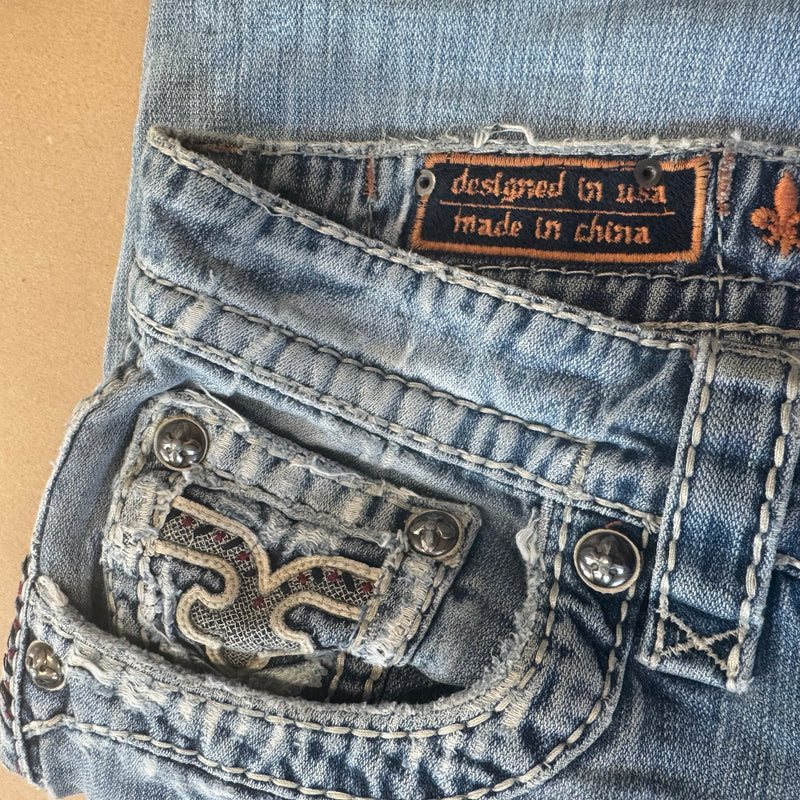 Detailansicht: Sourced limited accessories and clothes Rock Revival vintage ripped and embroidered denim jeans – Logo, Nähte oder Material