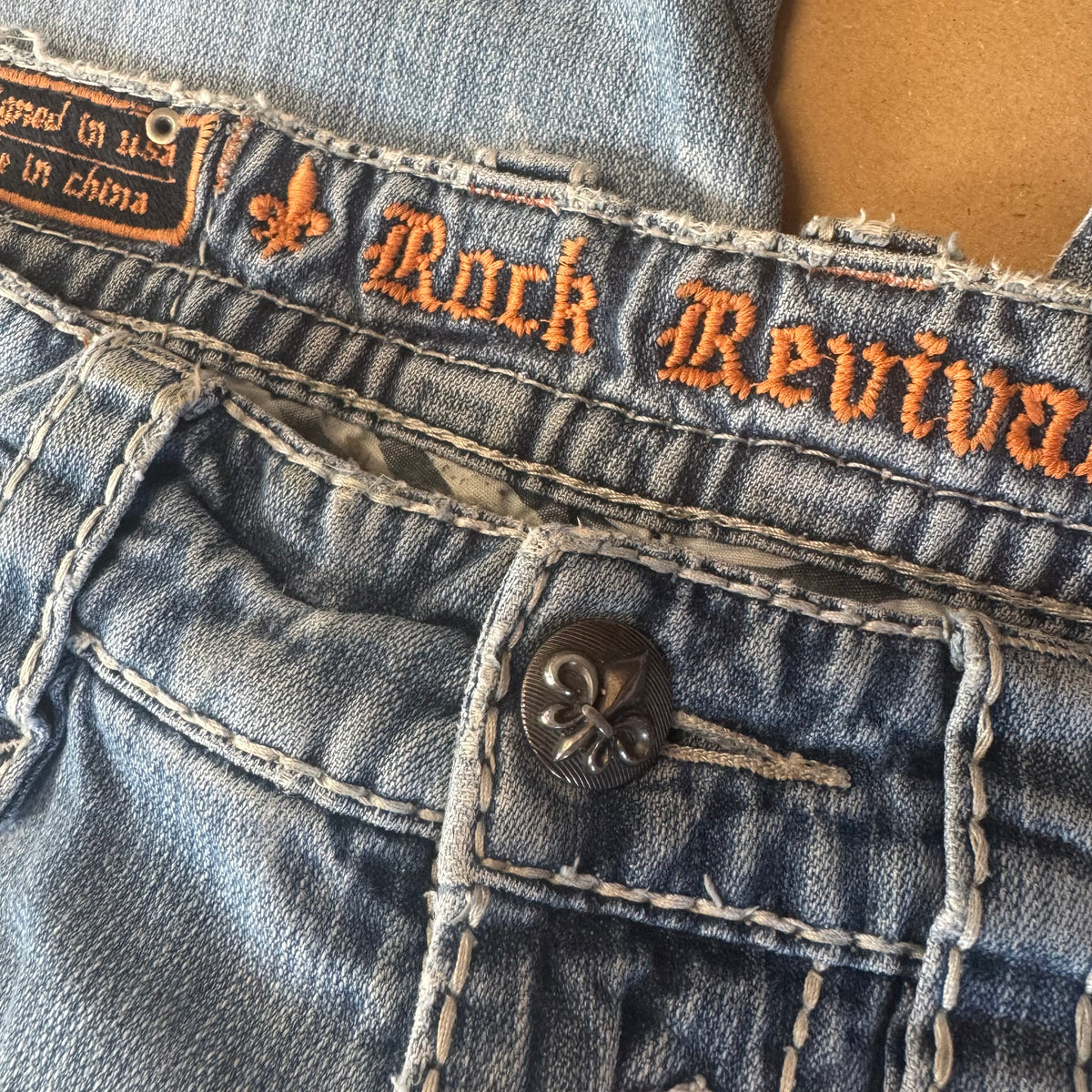 Rock Revival vintage ripped and embroidered denim jeans – Close-up 7