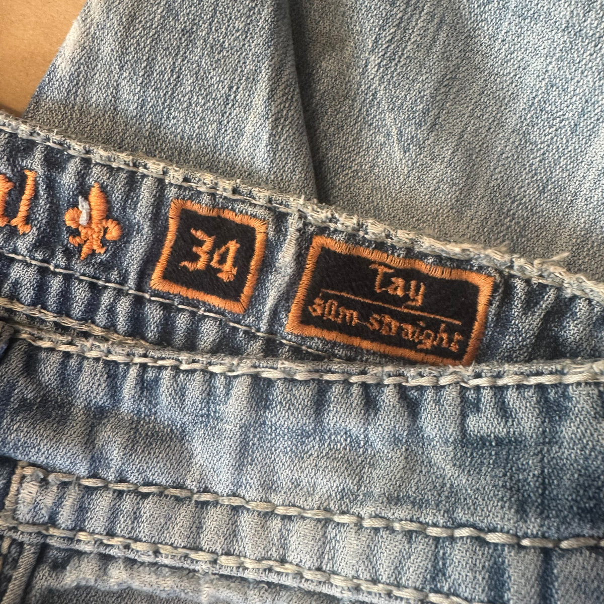 Rock Revival vintage ripped and embroidered denim jeans – Close-up 8