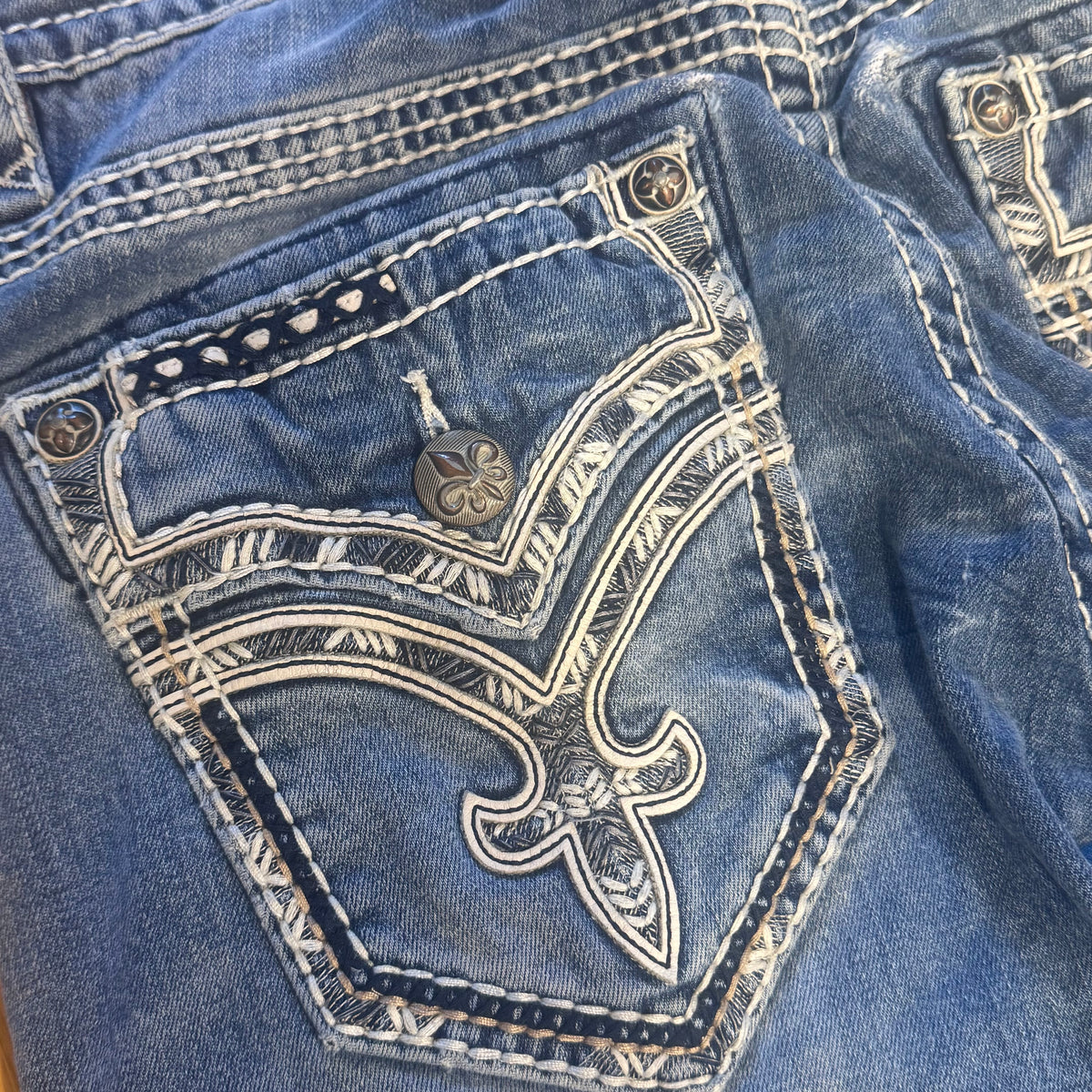 Rock Revival vintage straight leg denim jeans – Close-up 4