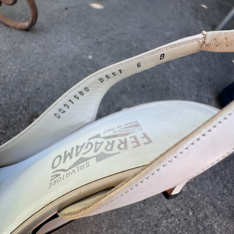 Detailansicht: Sourced limited accessories and clothes Salvatore Ferragamo Italia white high heels – Logo, Nähte oder Material