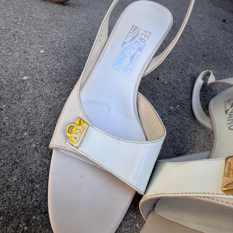 Detailansicht: Sourced limited accessories and clothes Salvatore Ferragamo Italia white high heels – Logo, Nähte oder Material