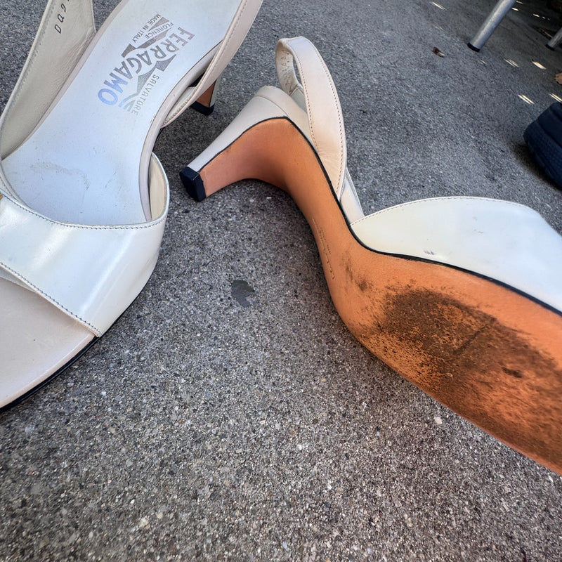 Detailansicht: Sourced limited accessories and clothes Salvatore Ferragamo Italia white high heels – Logo, Nähte oder Material