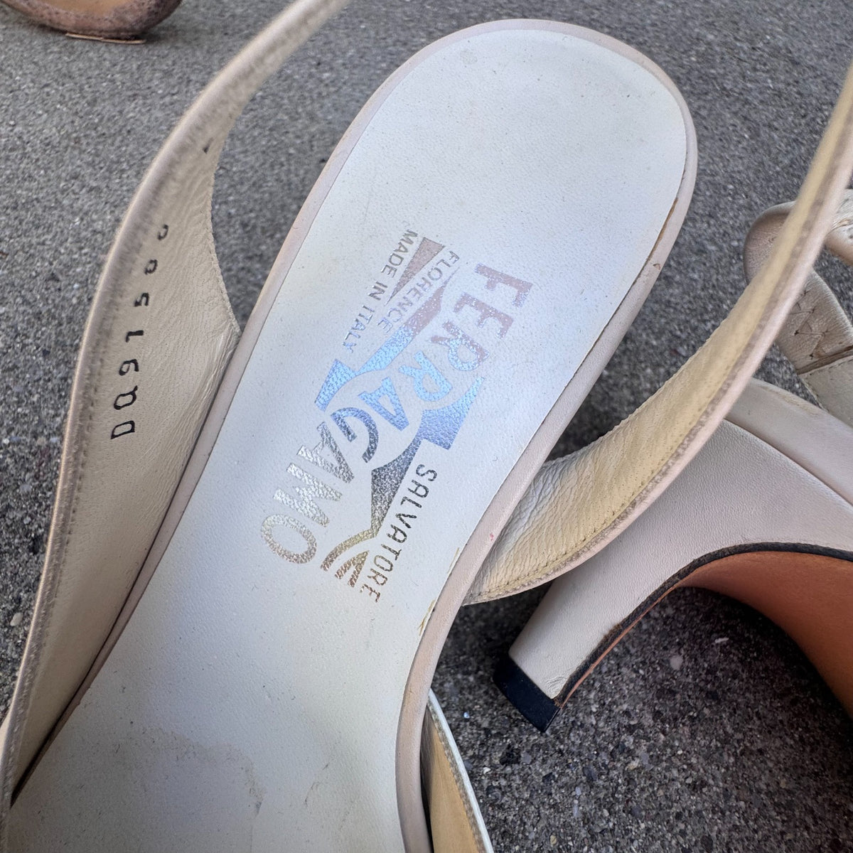 Salvatore Ferragamo Italia white high heels – Close-up 5